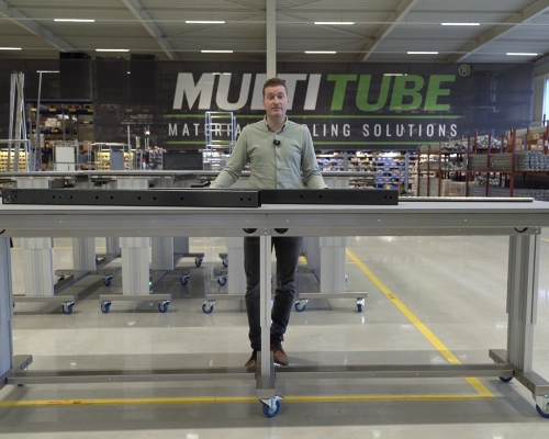 Prezentacja dużych regulowanych stołów roboczych