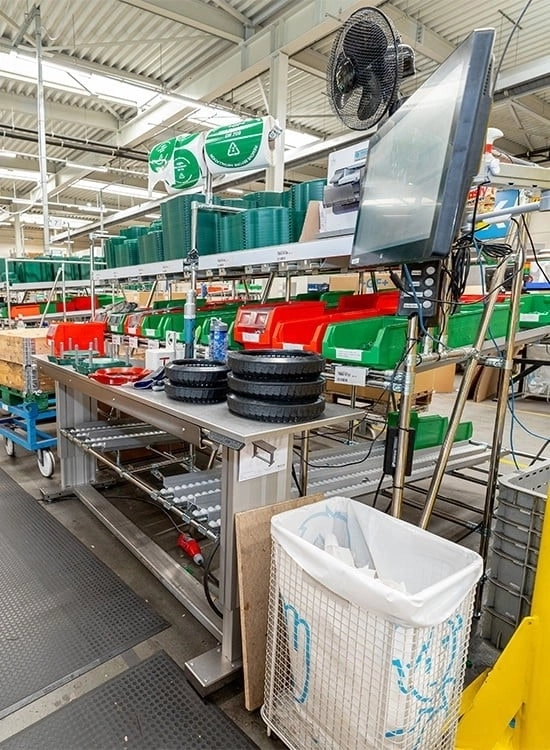 Verstelbare werktafel met aanvoer