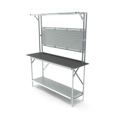 Tisch mit Werkzeugwand und Beleuchtung