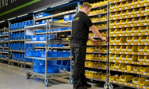 <strong>Doskonałość operacyjna w</strong> projektowaniu miejsc pracy i magazynów