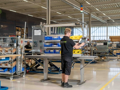 Adjustable workbench with Andon system